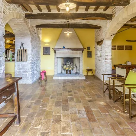 Villa Checello 12, Emma Cagli